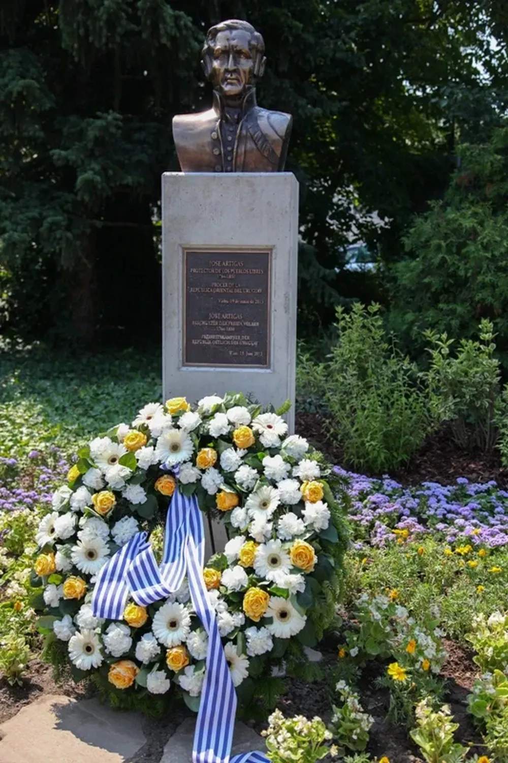 Se colocó una ofrenda floral en el busto recién inaugurado en Viena, en el 249 aniversario del natalicio de Artigas