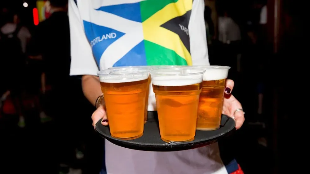 Venta de cerveza en un bar del Reino Unido en medio del Mundial de Rusia 2018. (Archivo)