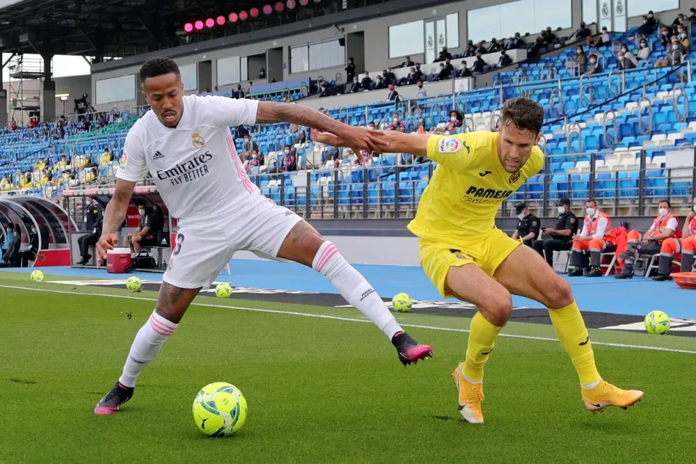 Militao y Pedraza luchan por la pelota