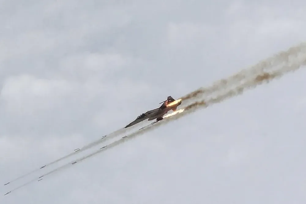 Un jet F4 iraní lanza cohetes durante las maniobras de la Fuerza Aérea. AFP