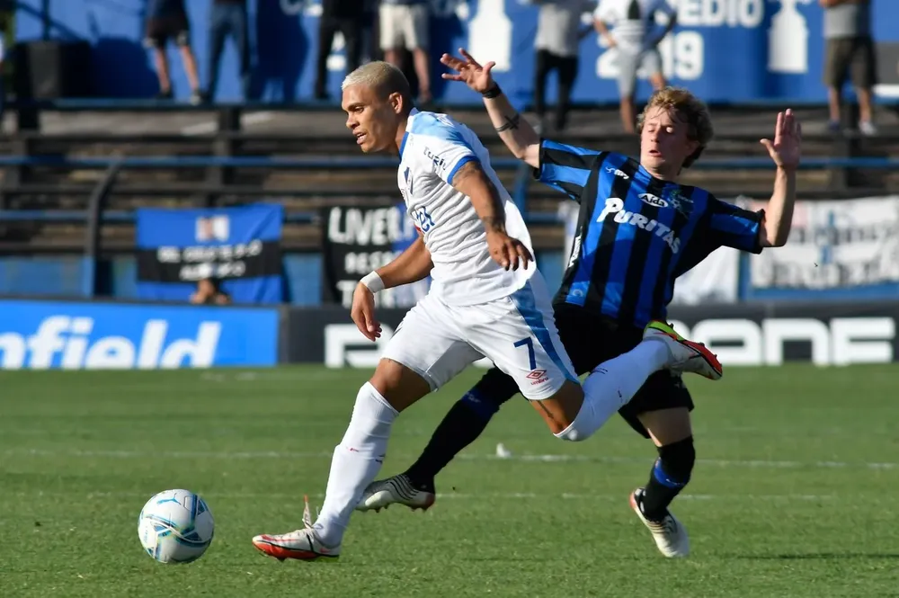 Brian Ocampo en el partido contra Liverpool por el Clausura