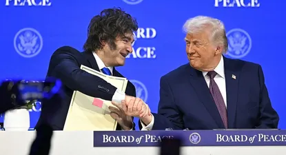 El Observador | Javier Milei y Donald Trump presentan la carta fundacional del “Consejo de la Paz” en el Foro Económico Mundial 2026 en Davos. AFP