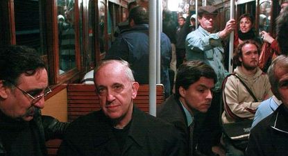 Foto del papa Francisco cuando todavía era Jorge Bergoglio, arzobispo de la Ciudad de Buenos Aires, viajando en el subte línea A. (Año 2008)