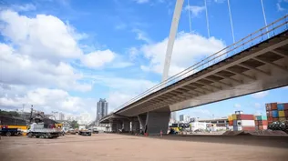 El puente tiene casi 2 km de largo en la rambla Sudamérica.