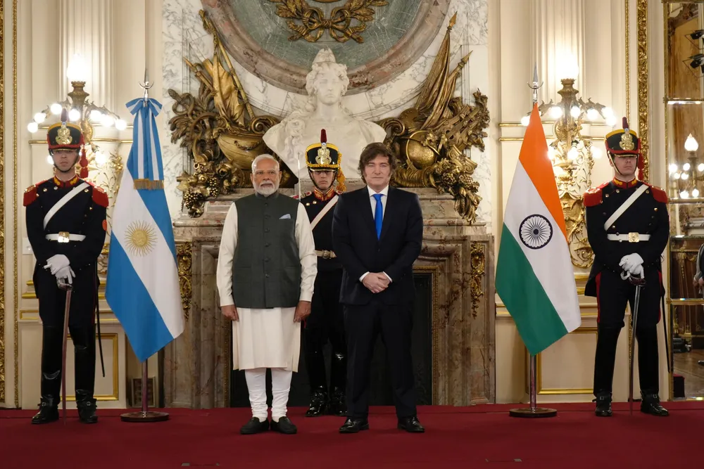 Al viajar a Buenos Aires para entrevistarse con el Presidente Javier Milei, Modi se convirtió en el primer Primer Ministro indio en ejercicio en viajar a la Argentina en una visita bilateral después de casi seis décadas.