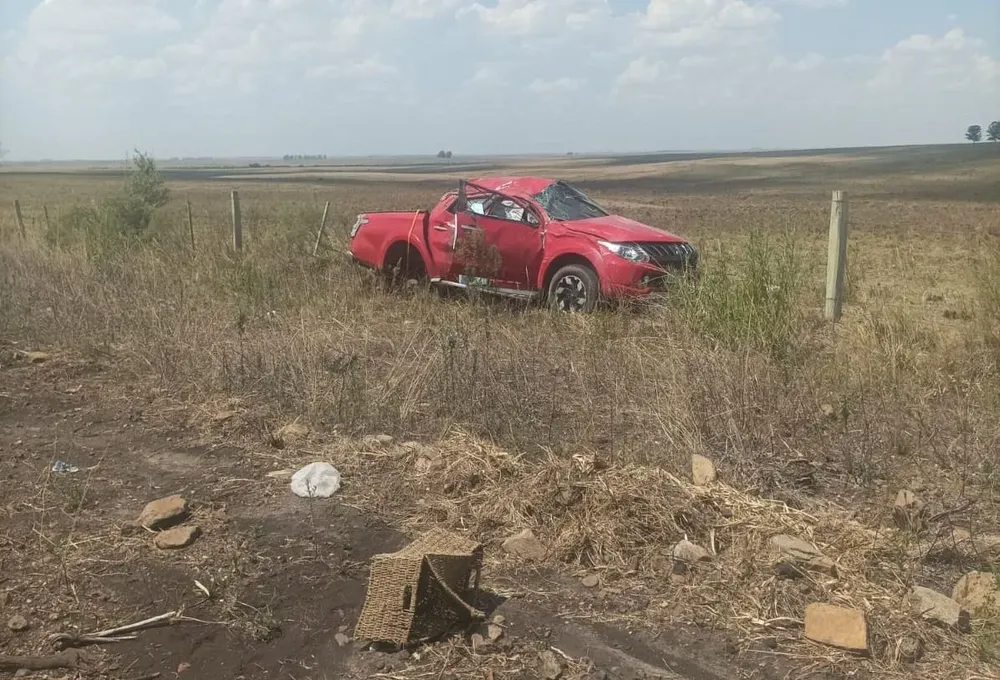 Así quedó la camioneta que volcó en la entrada a las Termas del Arapey
