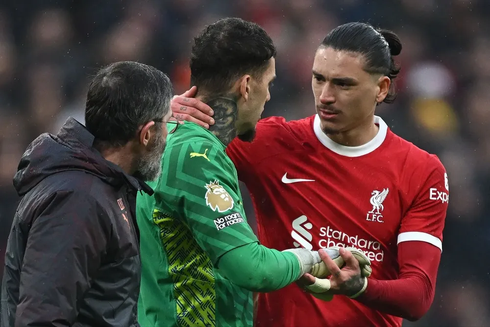Darwin Núñez abraza a Ederson, el arquero de Manchester City