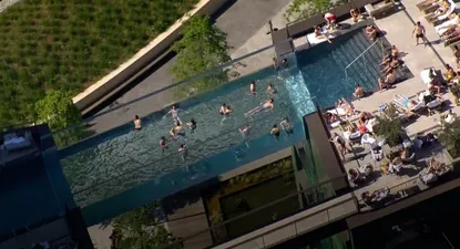 El sustento acrílico del fondo de la piscina tiene un grosor de 35 centímetros