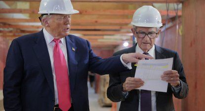 Trump y Powell durante la visita a las obras de remodelación de la Fed