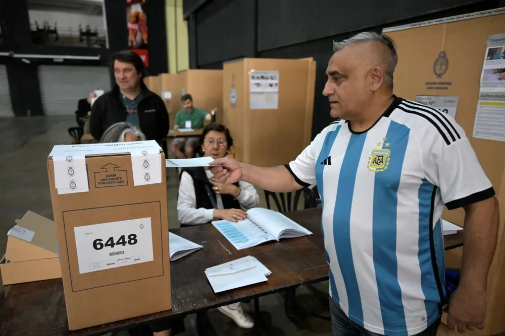 Un hombre vota en el ballotaje en noviembre pasado, vistiendo una camiseta de la selección argentina