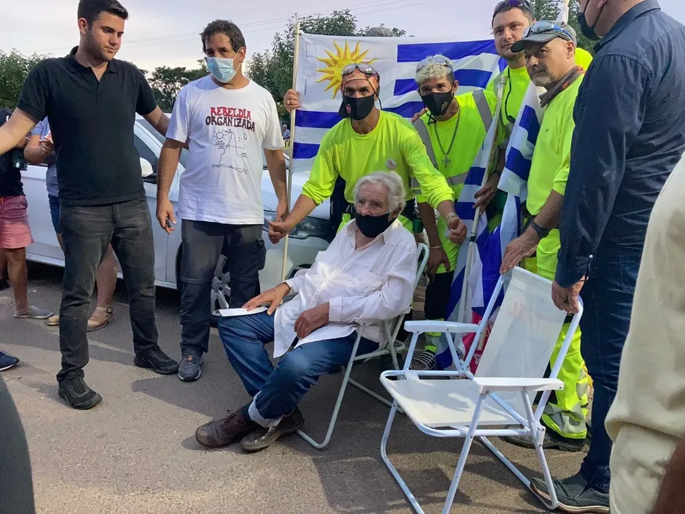 Los obreros de la nueva planta de UPM se acercaron para tener su foto con el expresidente