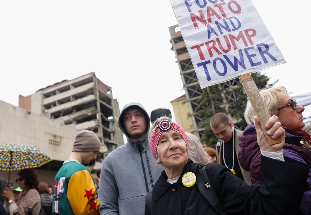 Protesta contra el Gobierno ante el edificio histórico cedido al yerno de Trump en Belgrado. EFE