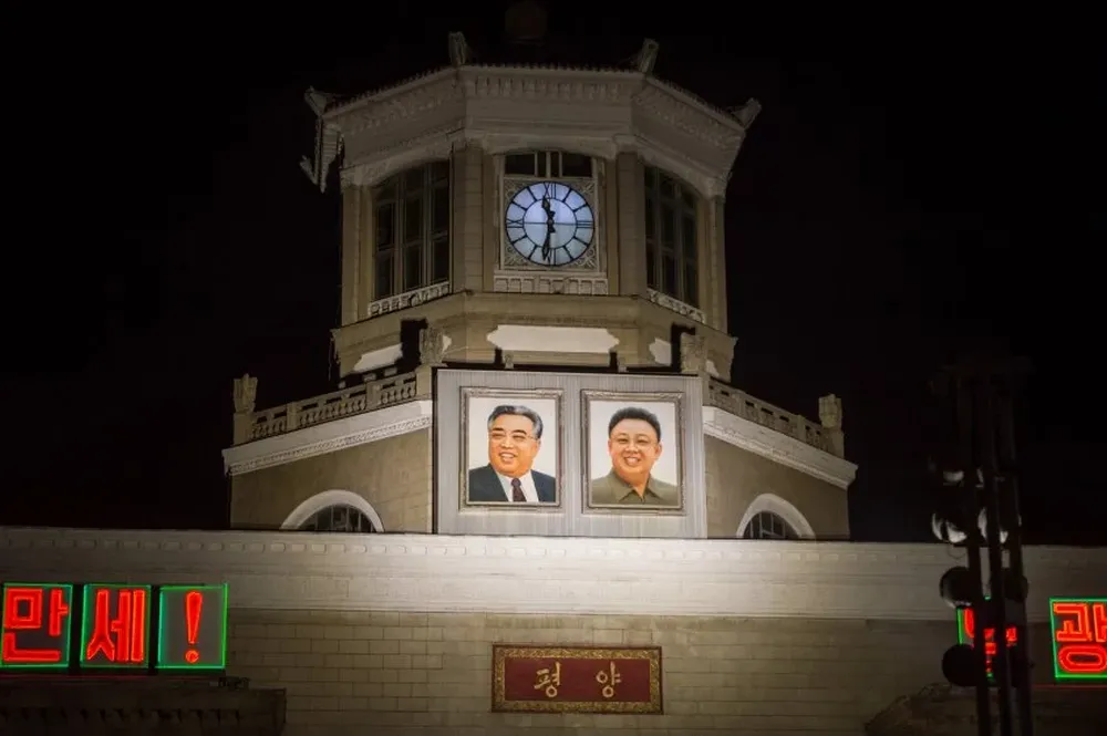 Reloj sobre la estación central de trenes en Pyongyang
