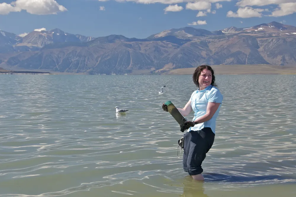La investigadora Felisa Wolfe-Simon realizando pruebas en el lago Mono