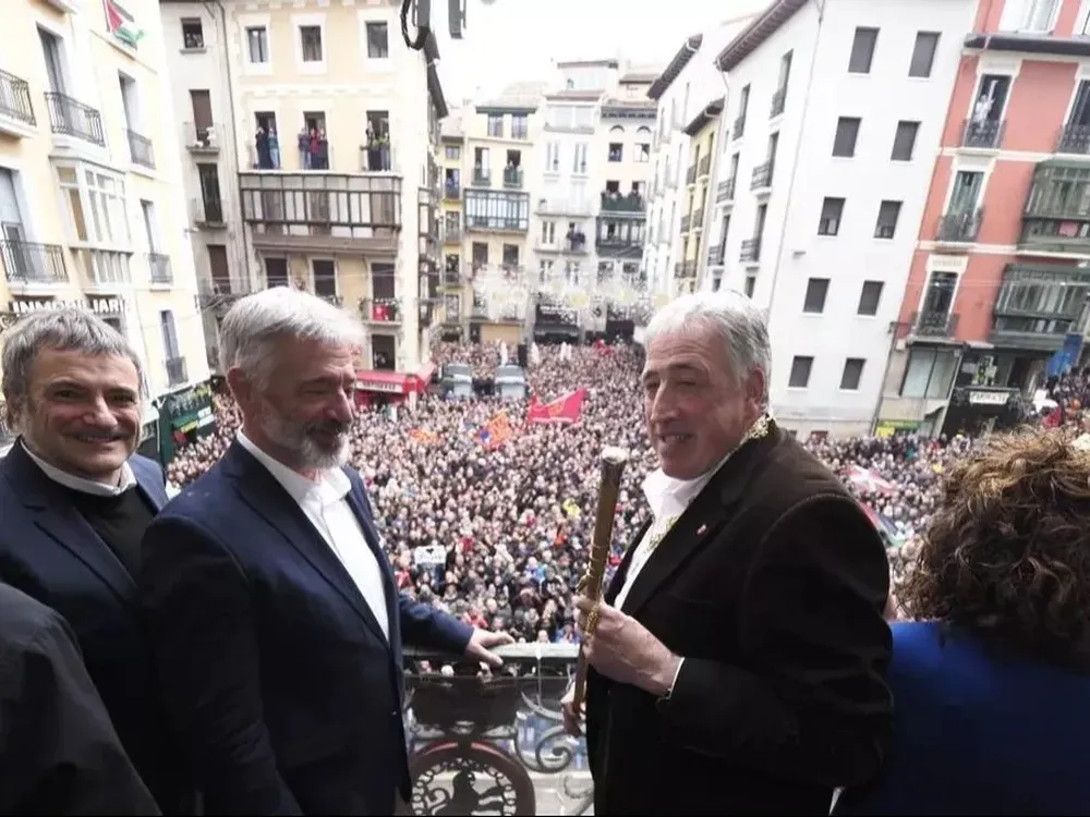 El nuevo alcalde de Pamplona, Joseba Asiron (d), celebra en el balcón del ayuntamiento que ha sido elegido tras la moción de censura, en la Casa Consistorial