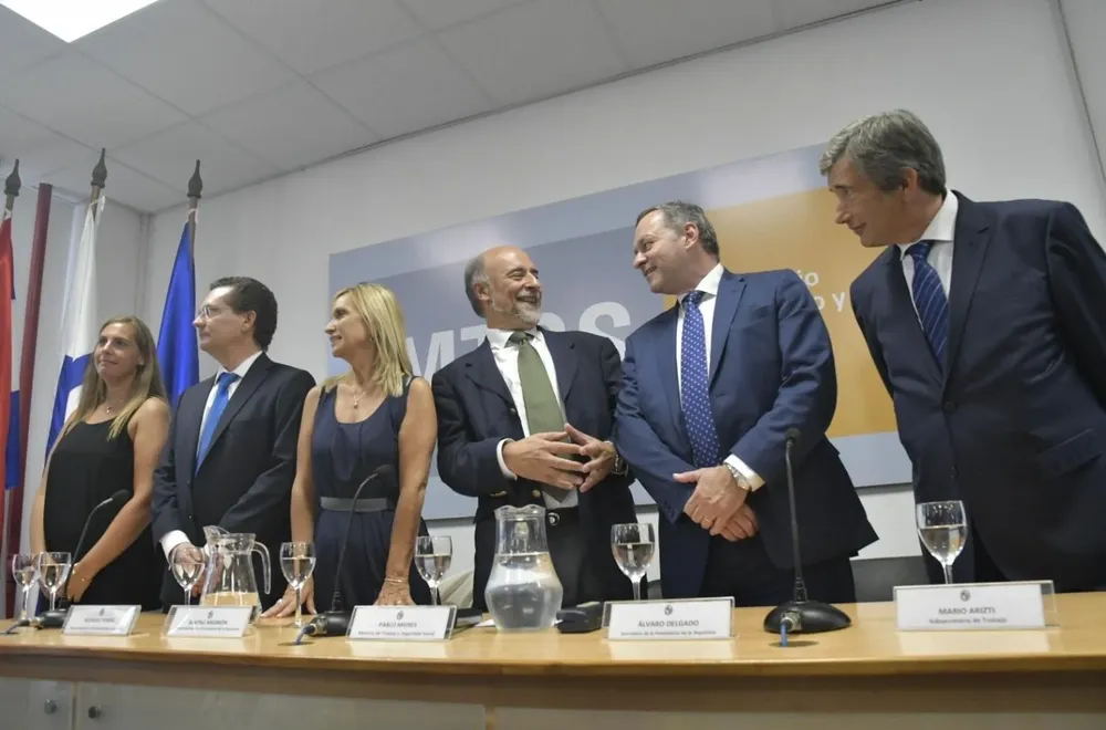 Valentina Arlegui, Rodrigo Ferrés, Beatríz Argimón, Pablo Mieres, Álvaro Delgado y Mario Arizti en el Ministerio de Trabajo