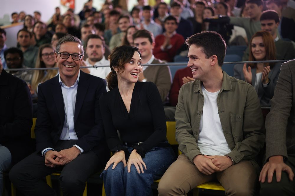 EuropaPress_7104378_senador_pp_alfonso_serrano_presidenta_comunidad_madrid_isabel_diaz_ayuso