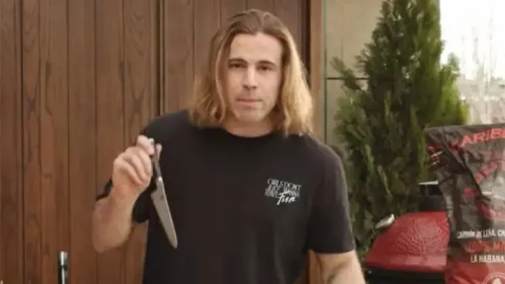 Daniel Sancho con un cuchillo