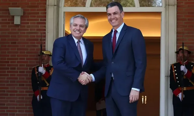 Ex presidente de Argentina, Alberto Fernández, y el presidente de España, Pedro Sánchez.