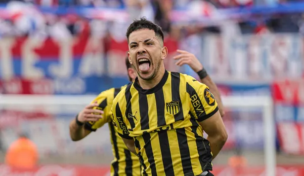 Leonardo Fernández festeja su golazo para Peñarol ante Nacional en la final del Torneo Intermedio