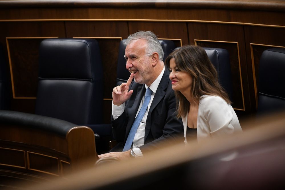 La ministra de Juventud e Infancia, Sira Rego y el ministro de Política Territorial, Ángel Víctor Torres, en la sesión del Congreso que aprobó el reparto de menores migrantes no acompañados. EUROPA PRESS