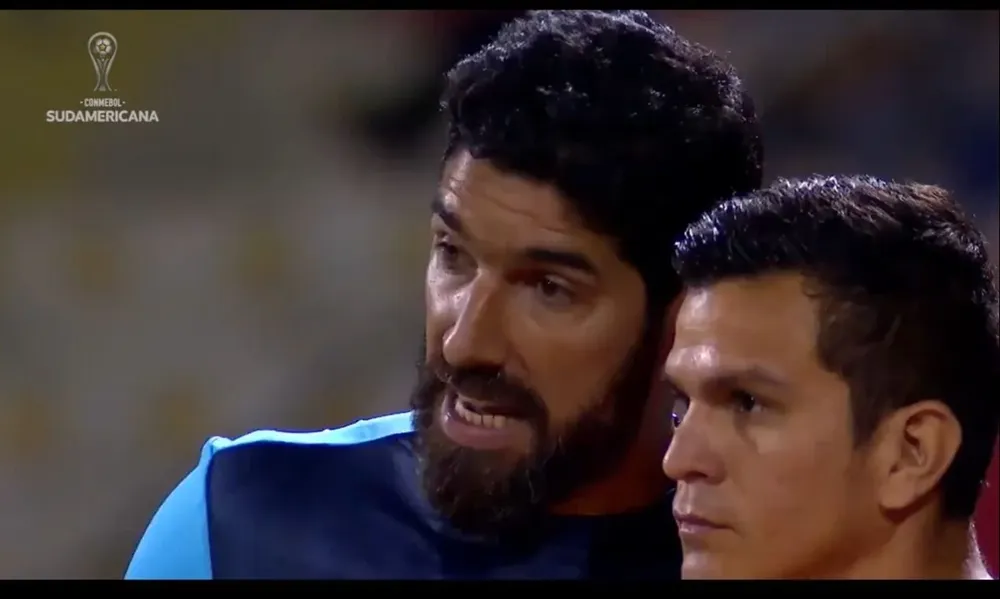 La indicación del Loco Abreu a un jugador en su debut con derrota en la Sudamericana