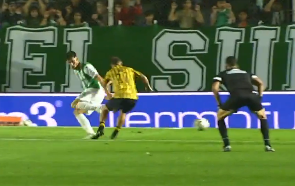 El momento del polémico penal que le cometieron a un uruguayo en Banfield vs Aldosivi