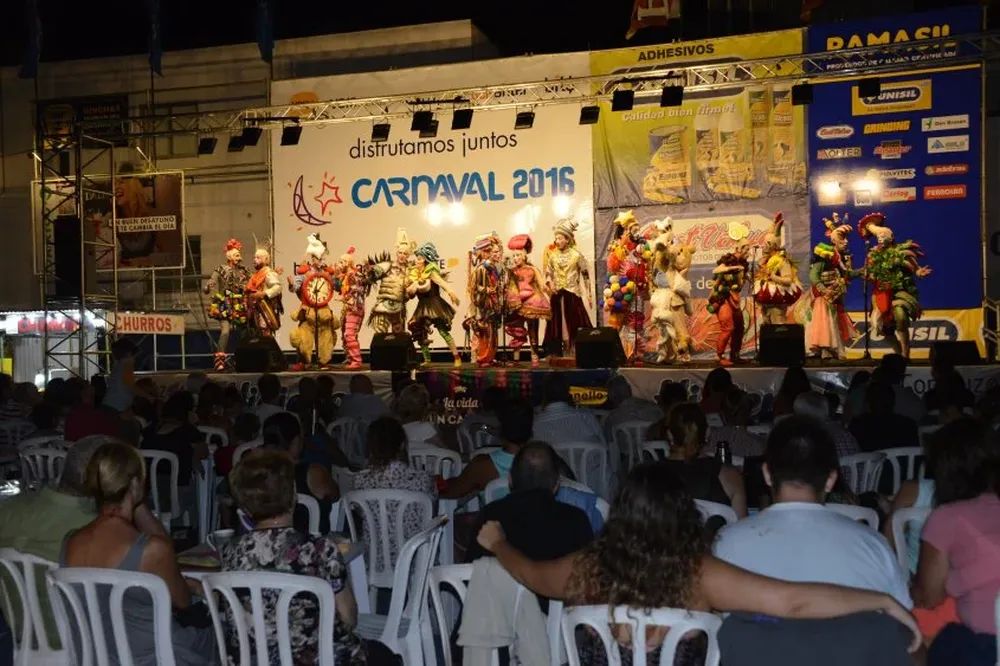 La murga Cayó la Cabra en el tablado del club Malvín.