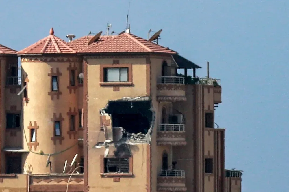 El edificio donde AFP tiene sus oficinas fue alcanzado por un proyectil que lo atravesó de este a oeste, destruyendo una pared y causando importantes daños.