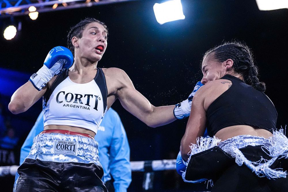 “La Maldita” Milagro Ramírez (i) en su debut como profesional