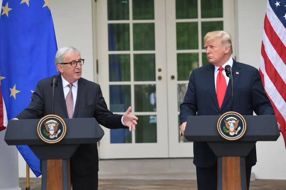 Jean-Claude Juncker, presidente de la Comisión Europea, junto al primer mandatario, Donald Trump.