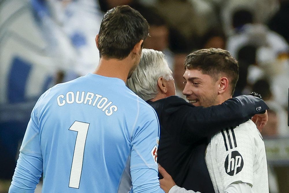 El abrazo de Ancelotti y Valverde El abrazo de Ancelotti y Valverde