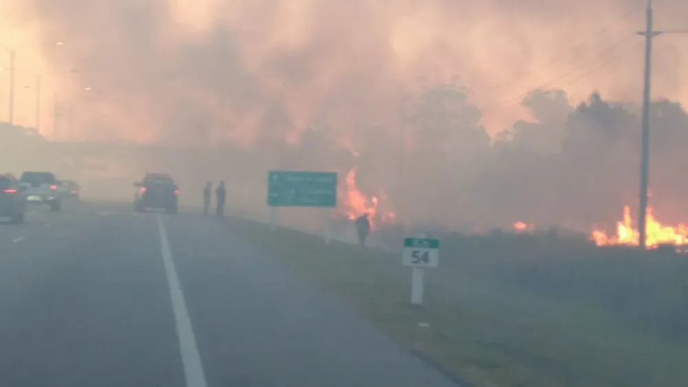 Incendio afecta visibilidad en Ruta Interbalnearia