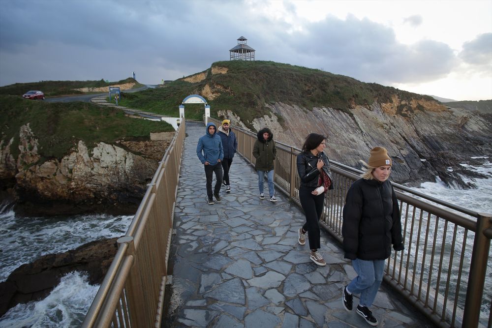 Una imagen del mar embravecido en la costa de Ribadeo, en Lugo (Galicia). EUROPA PRESS
