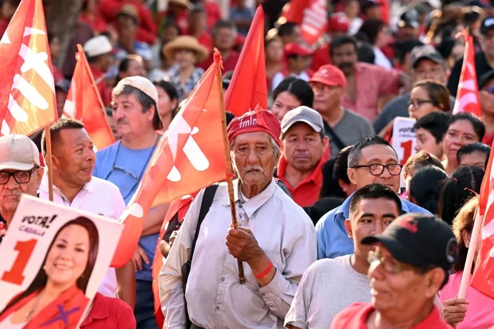 Simpatizantes del Frente Farabundo Martí para la Liberación Nacional asisten al acto de cierre de campaña de su candidato Manuel Flores.