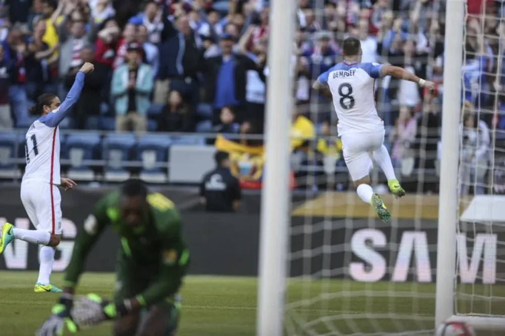 Alexander Domínguez vencido, Clint Dempsey festeja
