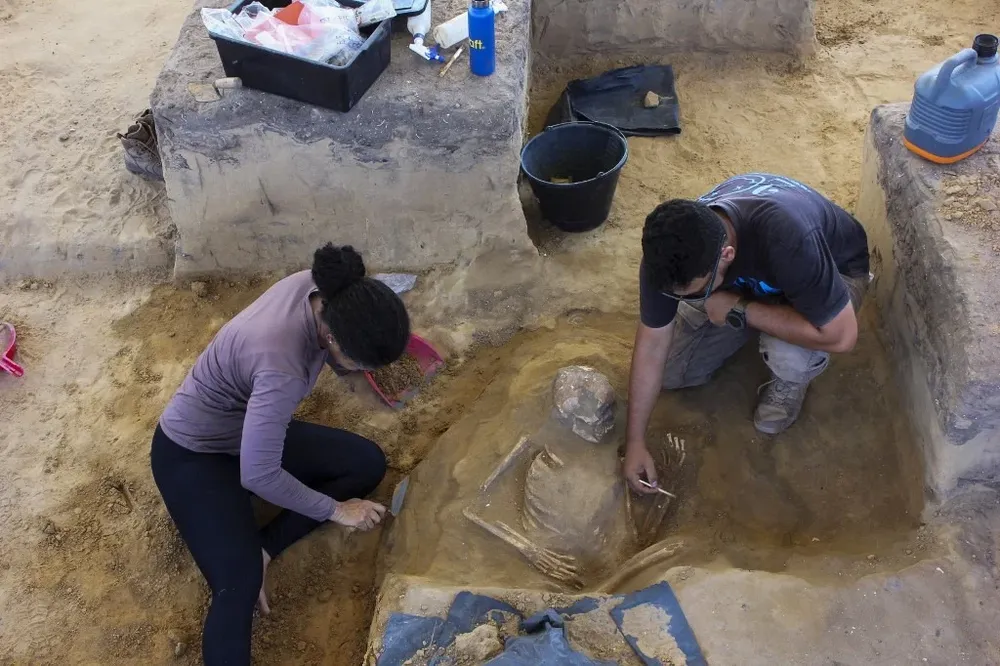 En cuatro años de excavación, desenterraron 43 esqueletos humanos y más de 100.000 artefactos.