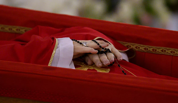 El cuerpo del papa Francisco descansa en su féretro en la capilla de la Casa Santa Marta