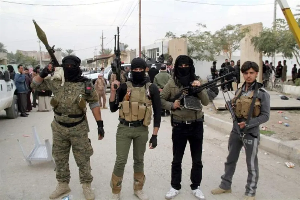 Irak- Suníes enmascarados en las calles de Ramadi, al oeste de Irak