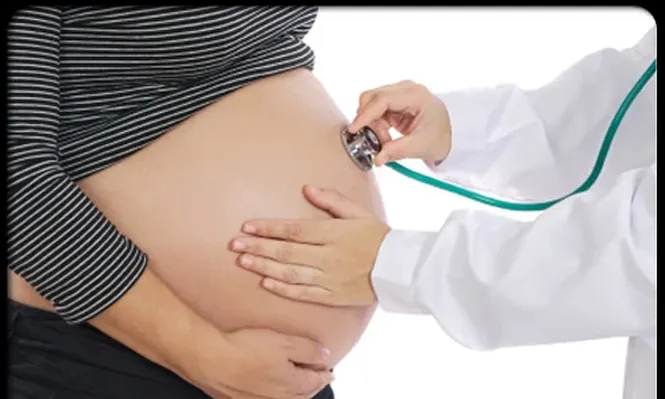 Doctor revisa a embarazada