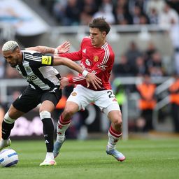 Joelinton de Newcastle United en acción ante Manuel Ugarte de Manchester United por la Premier League
