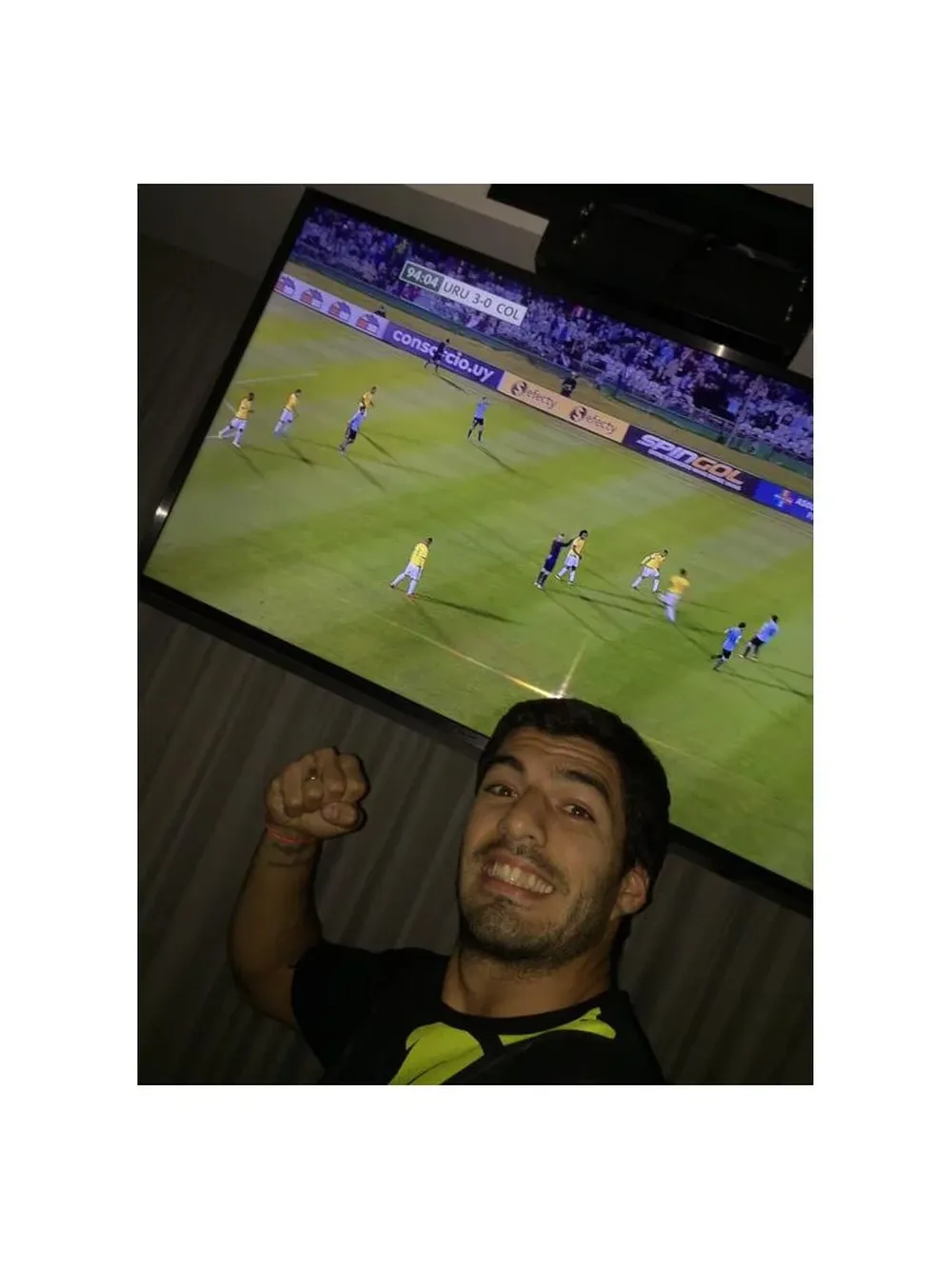 Como un hincha más, mirando Uruguay-Colombia