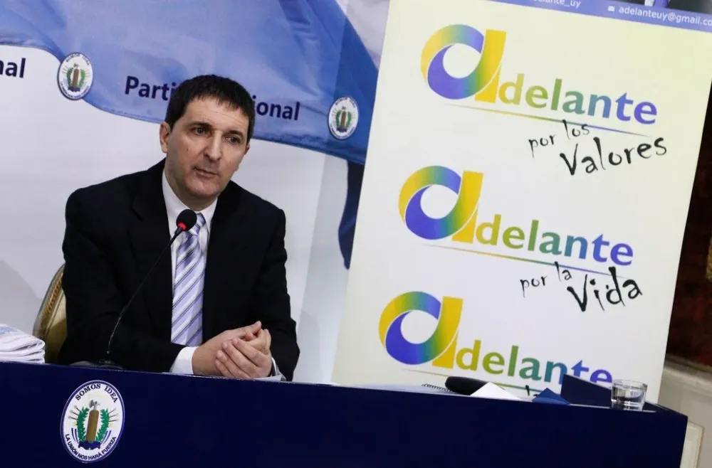 Carlos Iafigliola, precandidato blanco, junto a un banner con el nombre de su agrupación