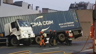 La parte frontal del container, sin carga, de cara a la calle Perú, que fue cortada
