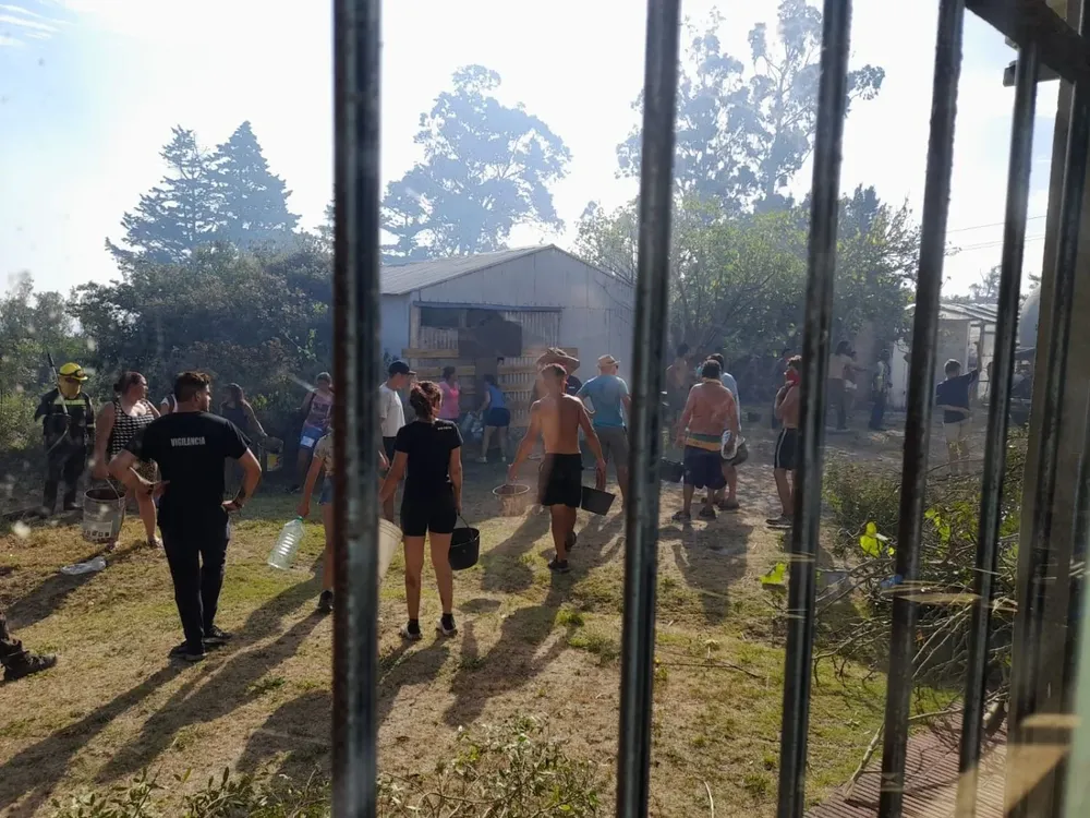 Imágenes tomadas por Walter Suárez, donde se ve a los vecinos combatir el fuego