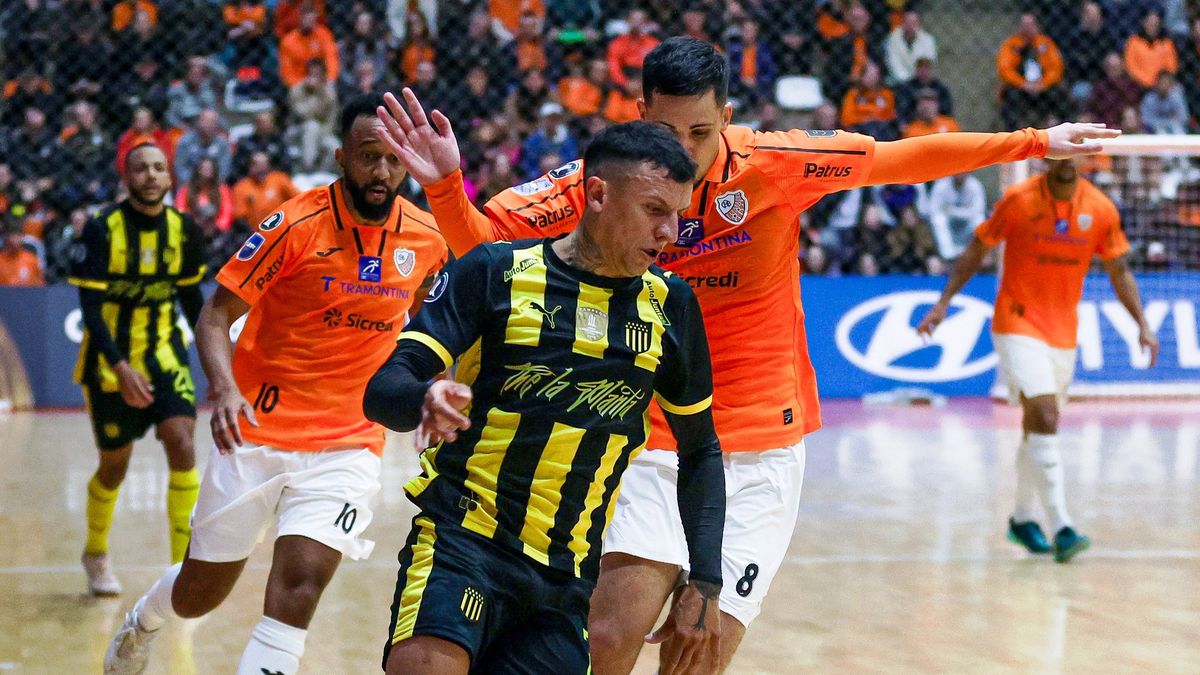 Durísima derrota para Peñarol en su debut por la Copa Libertadores de fútbol sala, mirá los goles que sufrió ante Carlos Barbosa de Brasil