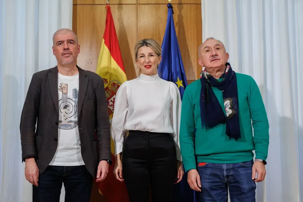 l secretario general de CCOO, Unai Sordo; la vicepresidenta segunda y ministra de Trabajo y Economía Social, Yolanda Díaz y el secretario general de UGT, Pepe Álvarez, en una imagen de archivo.
