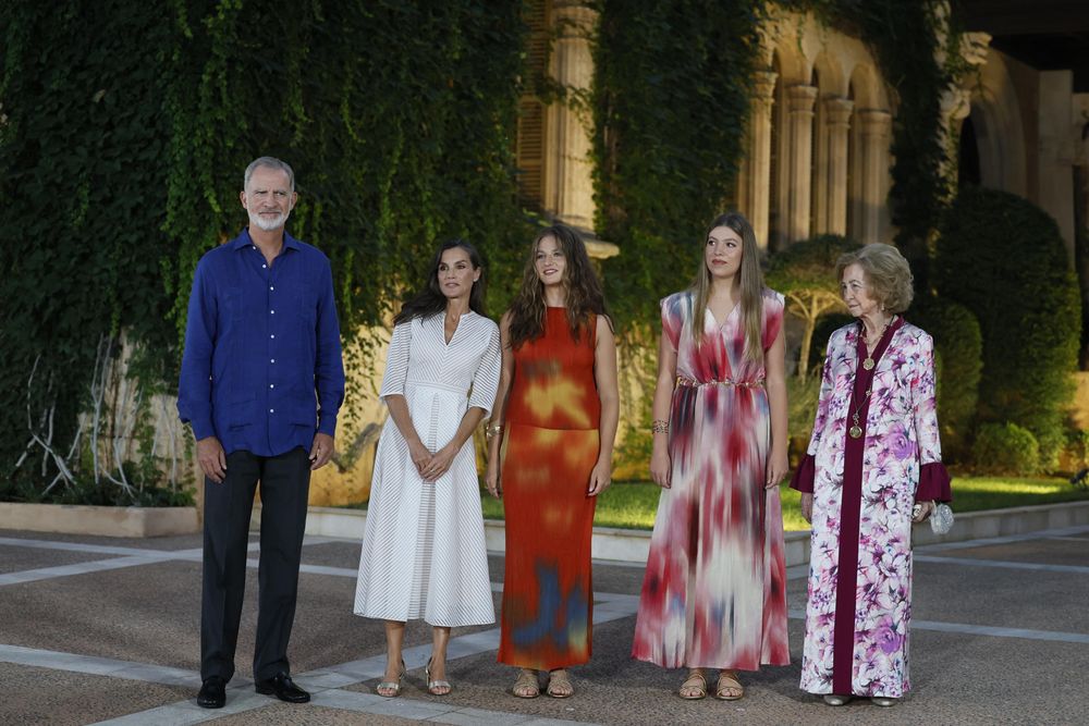 El Rey Felipe VI, la Reina Letizia, la Princesa Leonor, la Infanta Sofía y la Reina Sofía durante la recepción a una representación de la sociedad balear en el Palacio de Marivent.