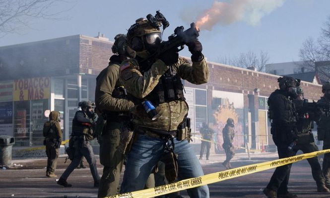 Los agentes federales se enfrentaron a los manifestantes en Mineápolis.