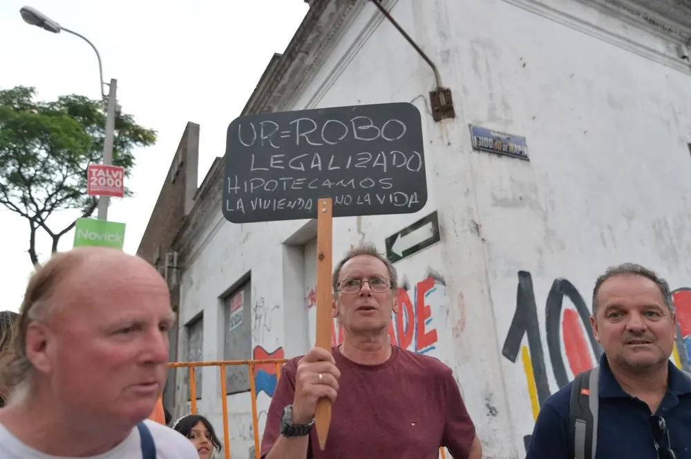 Archivo, reclamo de los deudores en UR durante la campaña electoral